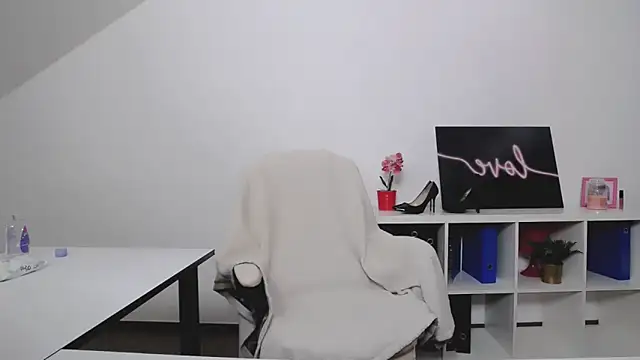 Lia Benini online show from 01.11.25