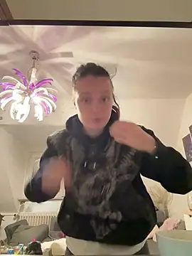 Snapshot of milabandolero chatting on 12.28.24 milabandolero online show from 12.28.24