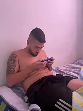 Snapshot of miia-liiam chatting on 01.14.25 miia-liiam online show from 01.14.25