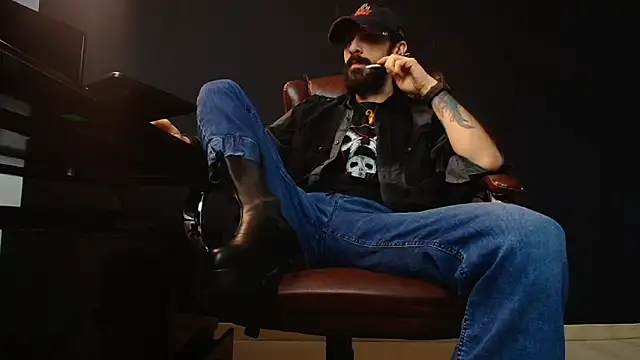 Snapshot of AxelColton chatting on 01.15.25 AxelColton online show from 01.15.25
