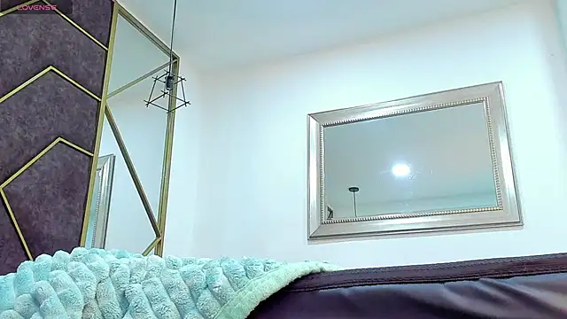 Snapshot of AbrilSonne chatting on 12.26.24 AbrilSonne online show from 12.26.24