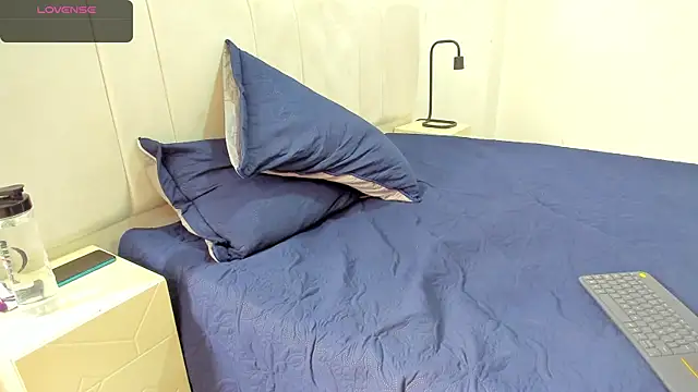 Snapshot of AbrilSonne chatting on 03.08.25 AbrilSonne online show from 03.08.25