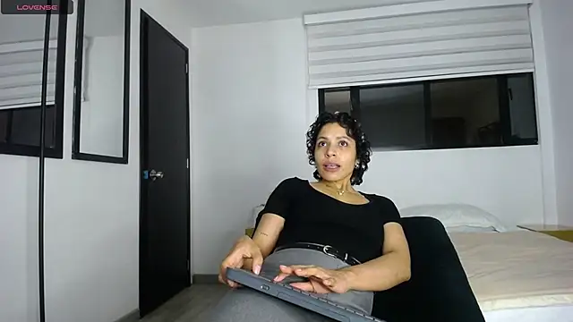 Snapshot of AbrilSonne chatting on 09.18.25 AbrilSonne online show from 09.18.25