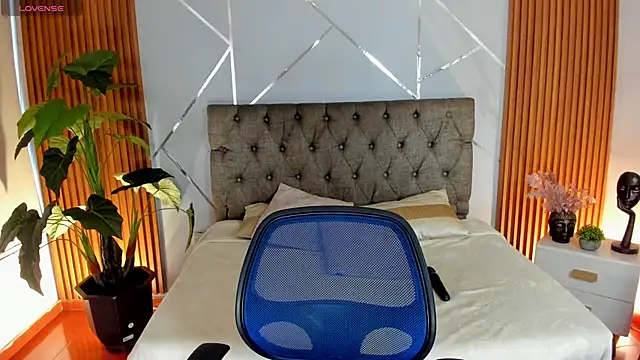 charlottee white online show from 11.06.25