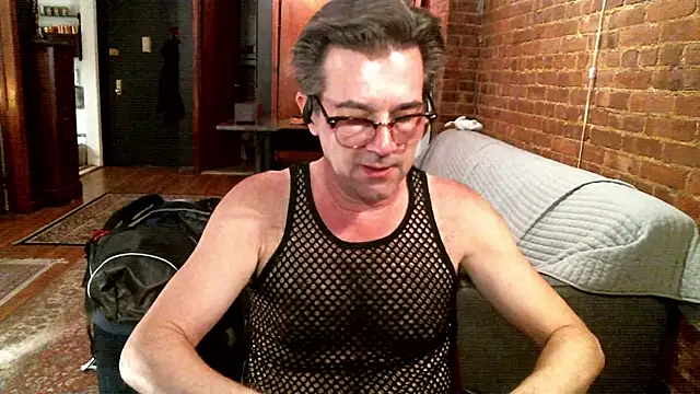Snapshot of Johnny_Bottoms chatting on 04.05.26 Johnny Bottoms online show from 04.05.26