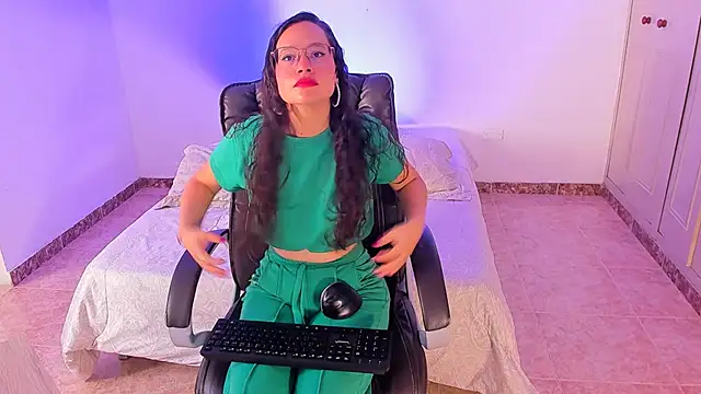 Snapshot of emmaTorres1 chatting on 01.21.25 emmaTorres1 online show from 01.21.25