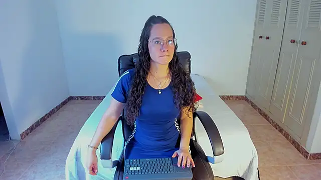 Snapshot of emmaTorres1 chatting on 02.11.25 emmaTorres1 online show from 02.11.25