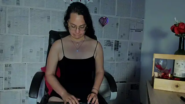 Snapshot of emmaTorres1 chatting on 02.13.25 emmaTorres1 online show from 02.13.25