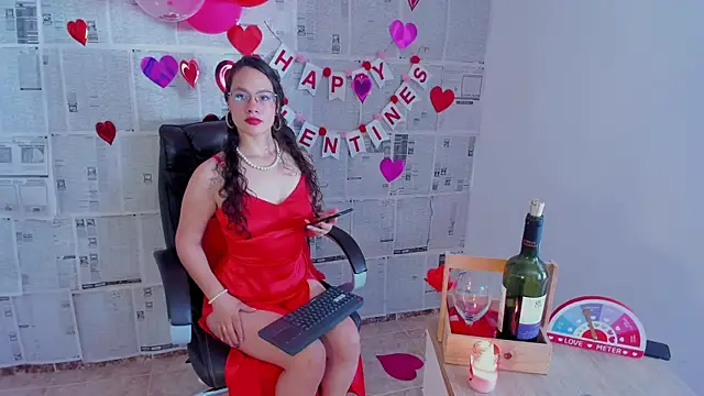 Snapshot of emmaTorres1 chatting on 02.14.25 emmaTorres1 online show from 02.14.25