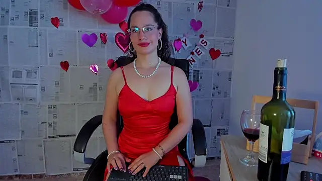 Snapshot of emmaTorres1 chatting on 02.14.25 emmaTorres1 online show from 02.14.25