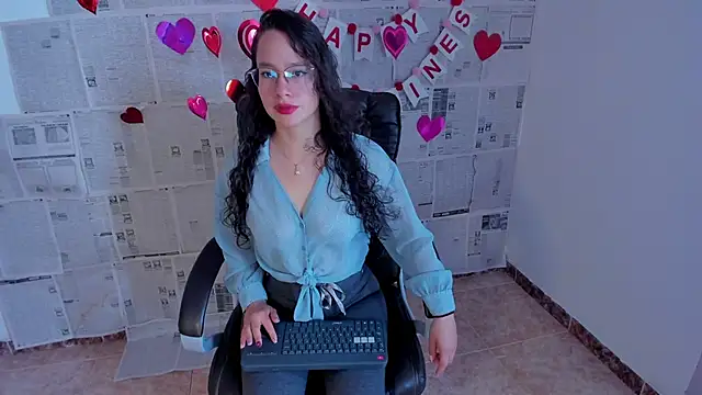 Snapshot of emmaTorres1 chatting on 02.15.25 emmaTorres1 online show from 02.15.25