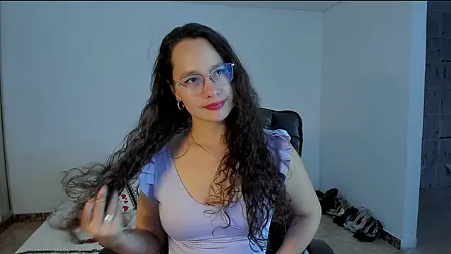 Snapshot of emmaTorres1 chatting on 03.08.25 emmaTorres1 online show from 03.08.25