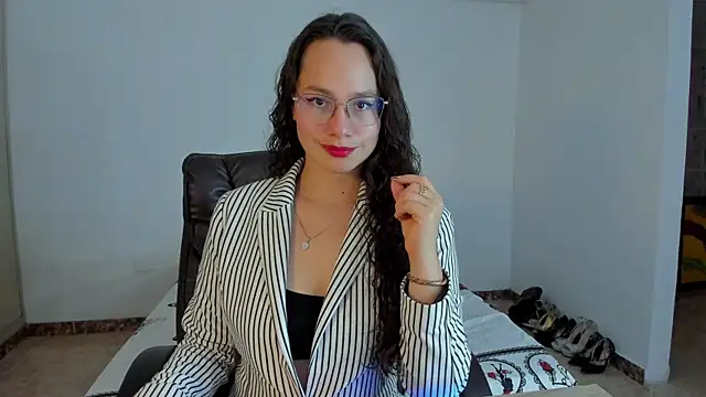 Snapshot of emmaTorres1 chatting on 03.11.25 emmaTorres1 online show from 03.11.25