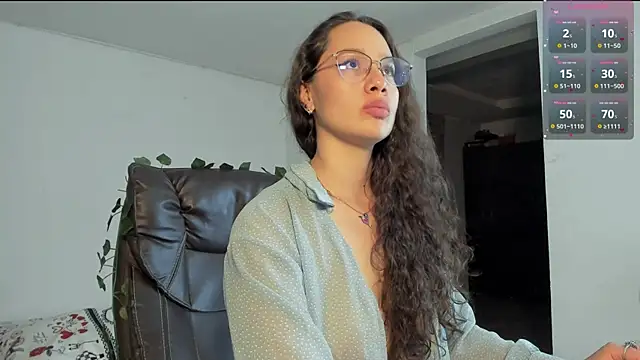 Snapshot of emmaTorres1 chatting on 03.18.25 emmaTorres1 online show from 03.18.25