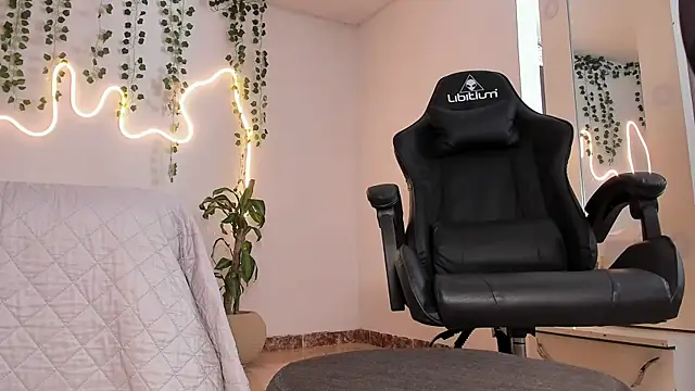 Snapshot of emmaTorres1 chatting on 09.11.25 emmaTorres1 online show from 09.11.25