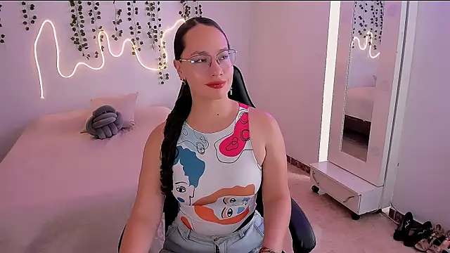 Snapshot of emmaTorres1 chatting on 10.06.25 emmaTorres1 online show from 10.06.25