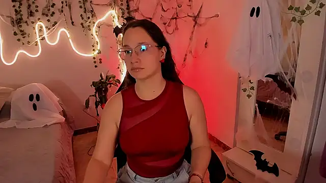 Snapshot of emmaTorres1 chatting on 10.29.25 emmaTorres1 online show from 10.29.25