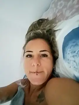 Snapshot of Evapecadora chatting on 11.03.25 Evapecadora online show from 11.03.25