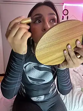 Snapshot of lauuraww chatting on 02.13.25 lauuraww online show from 02.13.25