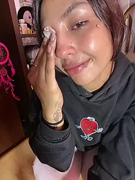 Snapshot of lauuraww chatting on 02.14.25 lauuraww online show from 02.14.25