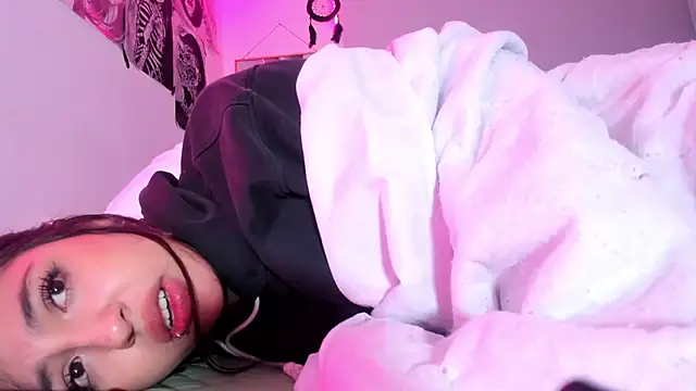 Snapshot of lauuraww chatting on 03.09.25 lauuraww online show from 03.09.25