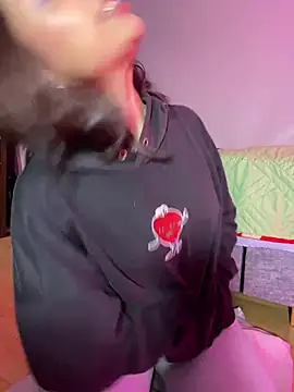 Snapshot of lauuraww chatting on 03.18.25 lauuraww online show from 03.18.25