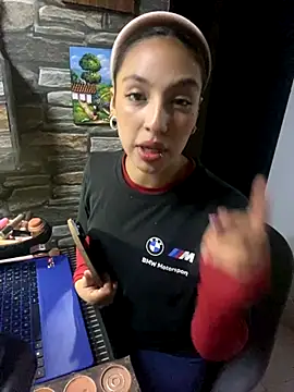 Snapshot of lauuraww chatting on 09.18.25 lauuraww online show from 09.18.25