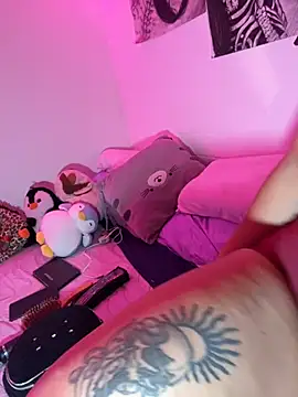 Snapshot of lauuraww chatting on 09.26.25 lauuraww online show from 09.26.25