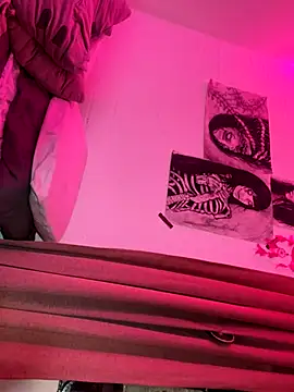 Snapshot of lauuraww chatting on 10.07.25 lauuraww online show from 10.07.25