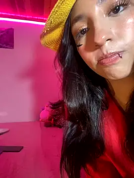 Snapshot of lauuraww chatting on 10.23.25 lauuraww online show from 10.23.25