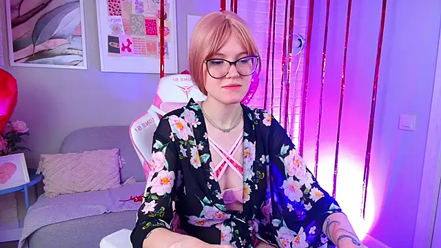 Snapshot of NellieLoyns chatting on 02.15.25 NellieLoyns online show from 02.15.25