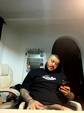 Snapshot of El_Titan1998 chatting on 10.26.25 El Titan1998 online show from 10.26.25