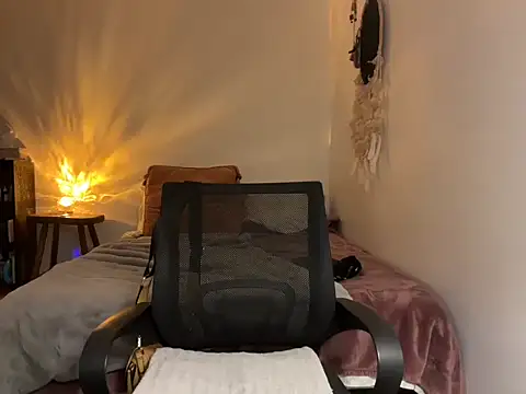 Snapshot of leahsparkles chatting on 09.30.25 leahsparkles online show from 09.30.25