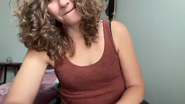 Snapshot of leahsparkles chatting on 09.30.25 leahsparkles online show from 09.30.25