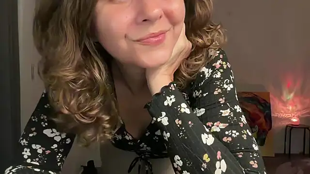 Snapshot of leahsparkles chatting on 10.12.25 leahsparkles online show from 10.12.25