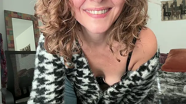 Snapshot of leahsparkles chatting on 10.17.25 leahsparkles online show from 10.17.25