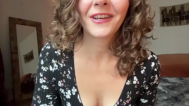 Snapshot of leahsparkles chatting on 11.02.25 leahsparkles online show from 11.02.25