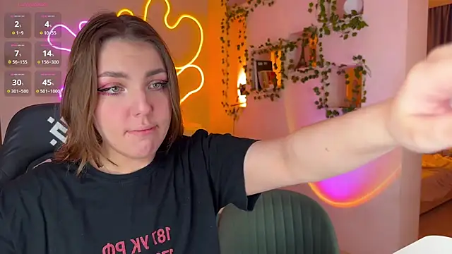 Snapshot of RobertAndLinela chatting on 10.06.25 RobertAndLinela online show from 10.06.25