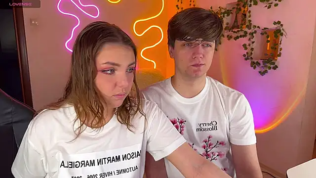 Snapshot of RobertAndLinela chatting on 10.10.25 RobertAndLinela online show from 10.10.25