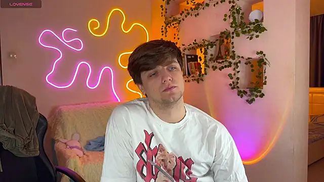 Snapshot of RobertAndLinela chatting on 10.12.25 RobertAndLinela online show from 10.12.25