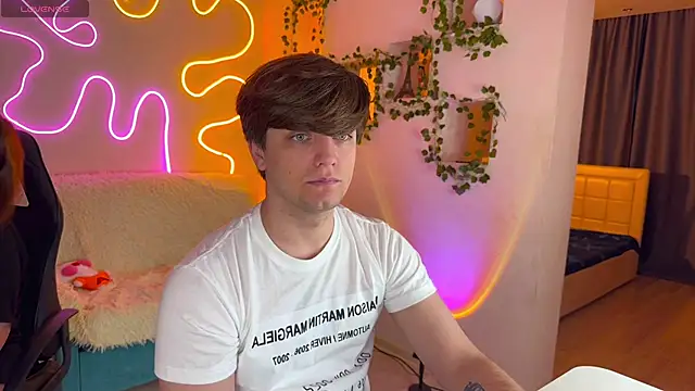 Snapshot of RobertAndLinela chatting on 10.21.25 RobertAndLinela online show from 10.21.25