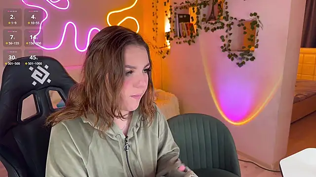 Snapshot of RobertAndLinela chatting on 10.30.25 RobertAndLinela online show from 10.30.25