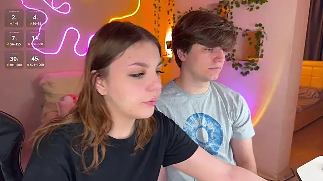 Snapshot of RobertAndLinela chatting on 11.07.25 RobertAndLinela online show from 11.07.25