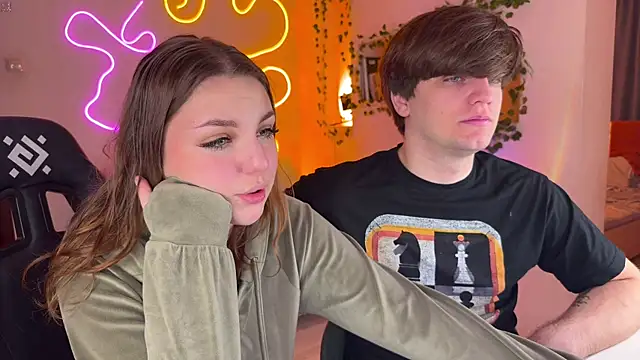 Snapshot of RobertAndLinela chatting on 11.12.25 RobertAndLinela online show from 11.12.25