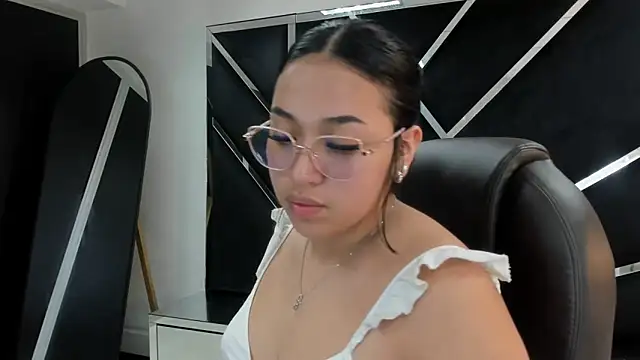 IsabellRodriguez18 online show from 11.18.25