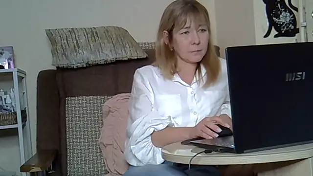 Snapshot of EllaJohnsonX chatting on 05.17.26 EllaJohnsonX online show from 05.17.26