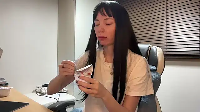 yunasuka online show from 01.11.25