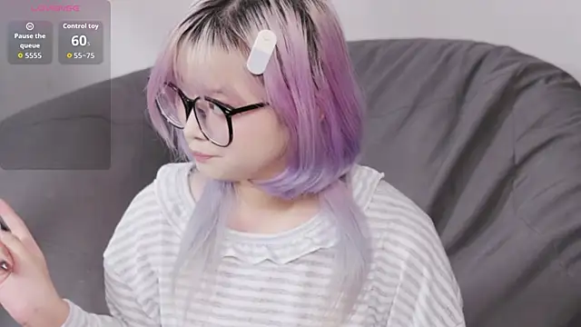 Yu UwU  online show from 10.05.25