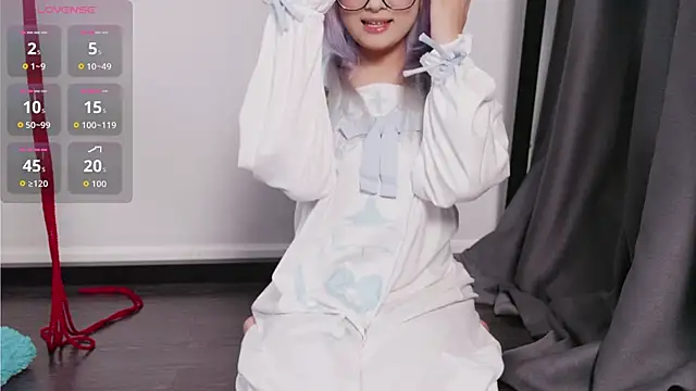 Yu UwU  online show from 10.17.25