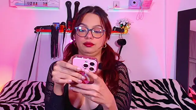 Snapshot of EmiF26 chatting on 11.07.25 EmiF26 online show from 11.07.25